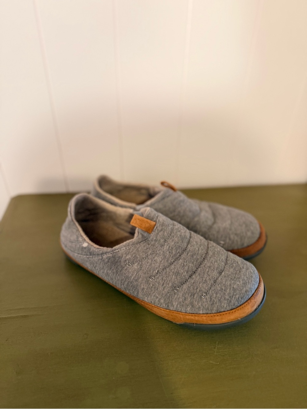 OluKai Mahana Quilted Slip-On Slippers Gray Leather Trim Men’s SZ